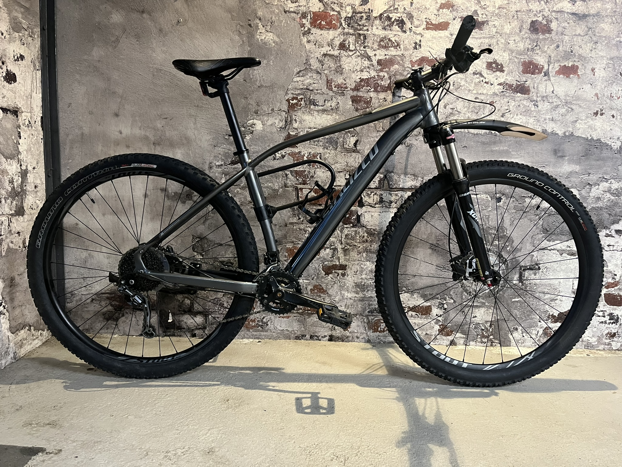 Mountainbike Specialized Rockhopper 29 tum Grå Begagnad i gruppen CYKLAR / BEGAGNADE CYKLAR hos Sävedalens Cykel - 1956 (CBEG16)