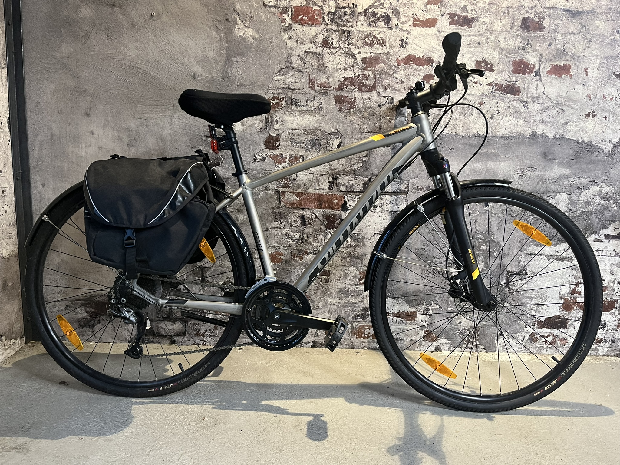 Hybrid cykel Specialized Crosstrial 28 tum Medium Begagnad i gruppen CYKLAR / BEGAGNADE CYKLAR hos Sävedalens Cykel - 1956 (CBEG17)