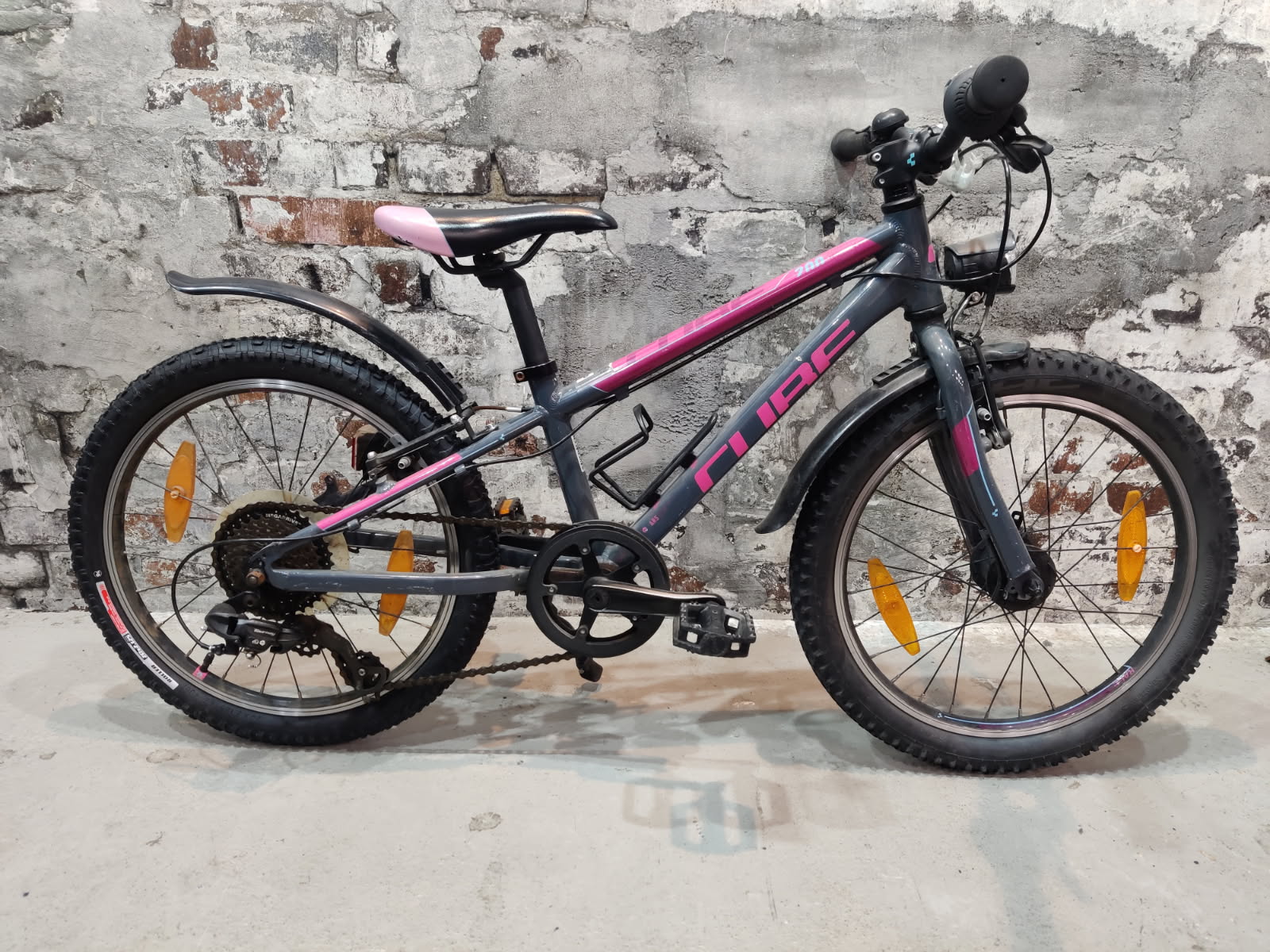 Barncykel CUBE 20tum Grå/Cerise Begagnad