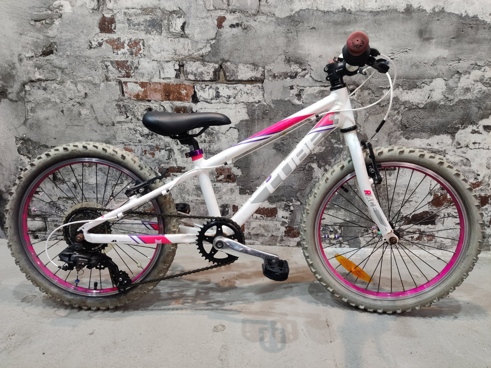 Barncykel Cube 20tum Rosa/Vit Begagnad