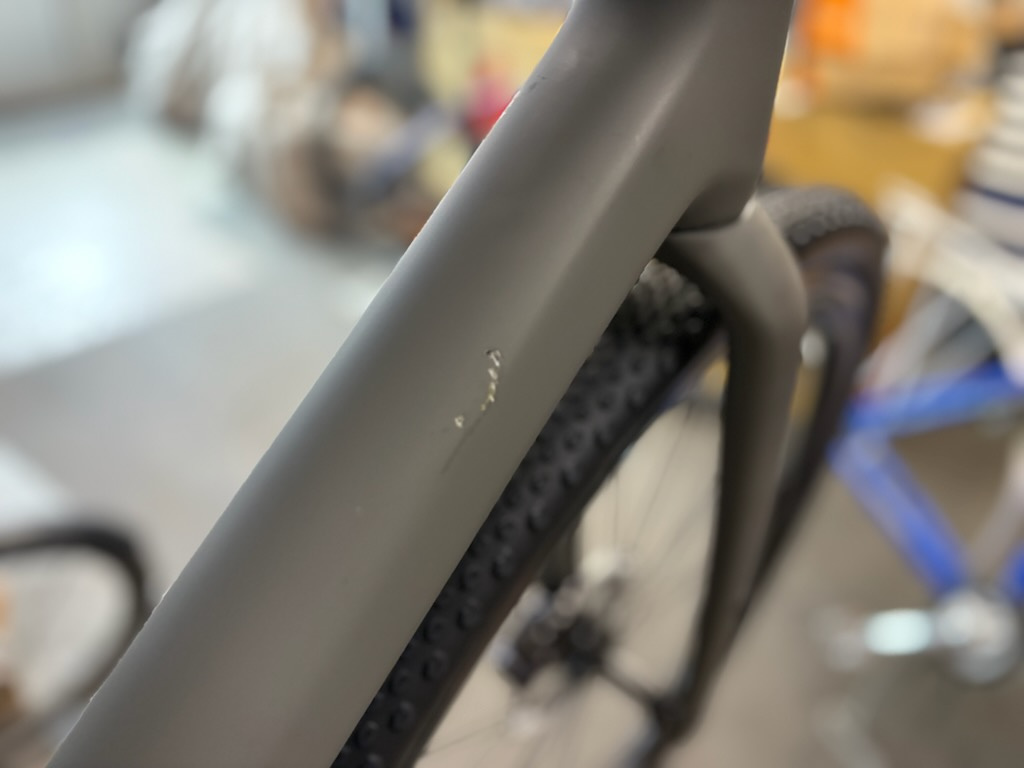 Cube NuRoad C:62 EX Carbon L 55 Grå - Lackskada