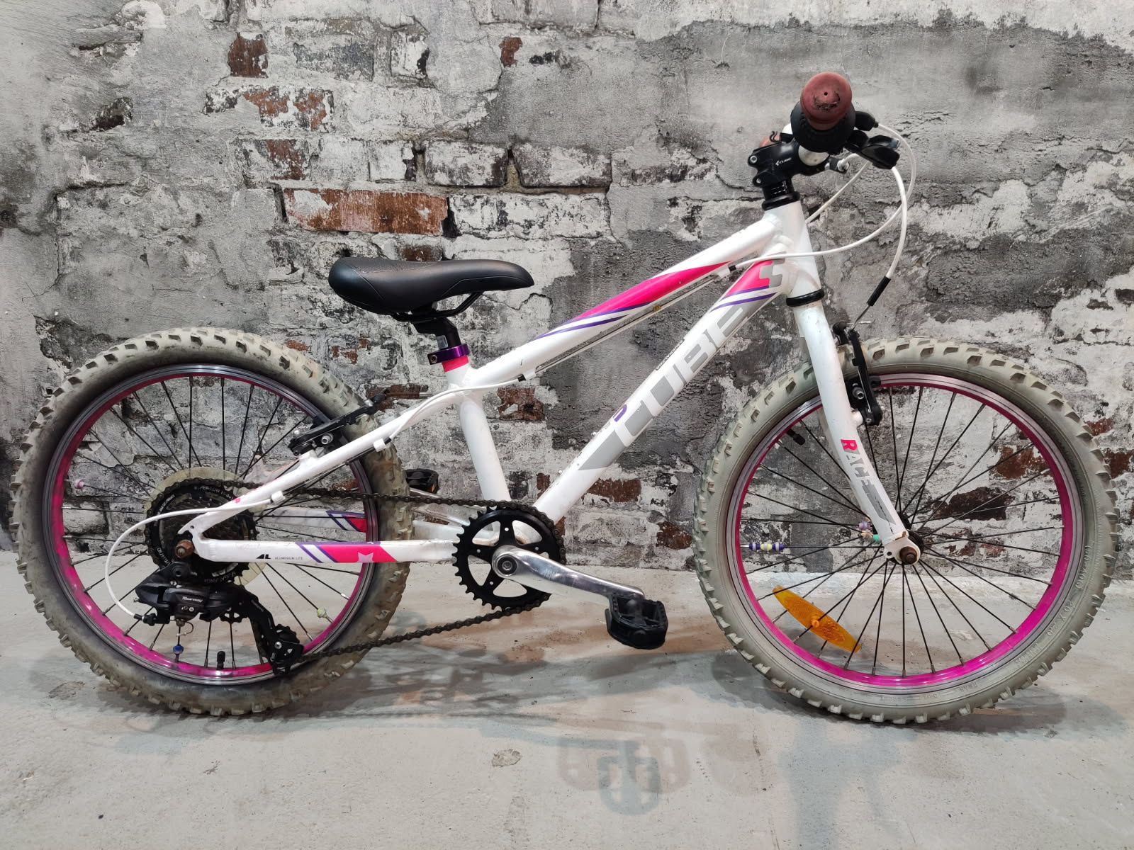 Barncykel Cube 20tum Rosa/Vit Begagnad